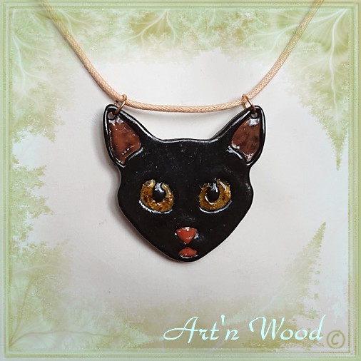 Pendentif plastron chat noir aux yeux d'ambre