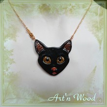 Pendentif plastron chat noir aux yeux d'ambre