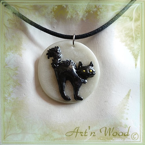 Pendentif artisanal en verre chat et lune en noir et blanc