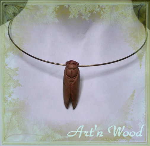 Sculpture animalière, pendentif, broche ou porte-clé cigale 4cm en bois de cade odorant