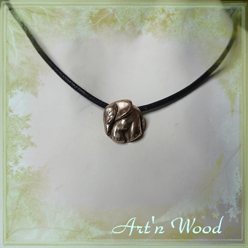 Pendentif artisanal médaillon éléphant, bronze blanc massif