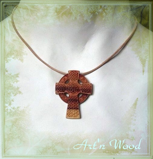 Bijou croix celtique en bois de rose: porte-clef, broche ou pendentif