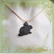 Pendentif silhouette lapin noir en perle de verre faite main