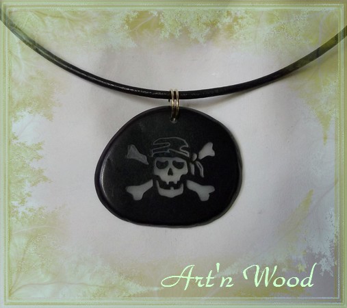 Pendentif personnalisable crâne de pirate en tagua noir