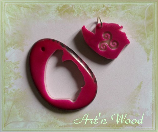 création sur-mesure d`un bijou personnalisé en ivoire végétal: pendentif en tagua fuschia découpé et gravé d`un triskell - Art`n Wood, créatrice de bijou-sculpture et cadeau d`art