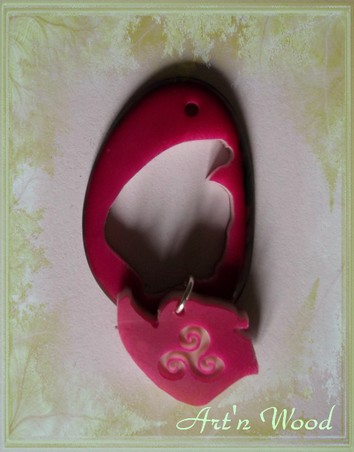 création sur-mesure d`un bijou personnalisé en ivoire végétal: pendentif en tagua fuschia découpé et gravé d`un triskell - Art`n Wood, créatrice de cadeaux artisanaux uniques