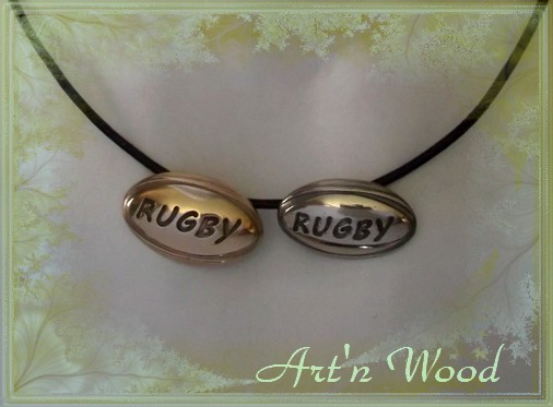 Pendentif artisanal ballon de rugby moderne 2,7cm en bronze doré, fini miroir