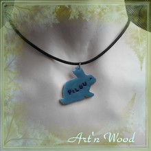 Pendentif personnalisé silhouette lapin en perle de verre faite main dans mon atelier. Art`n Wood, sculptrice, artisan d`art, créatrice de bijoux et cadeaux personnalisés en matières naturelles