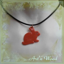 Pendentif silhouette lapin roux en perle de verre faite main