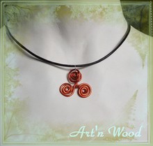 Bijou artisanal collier avec pendentif triskell orange cuivré