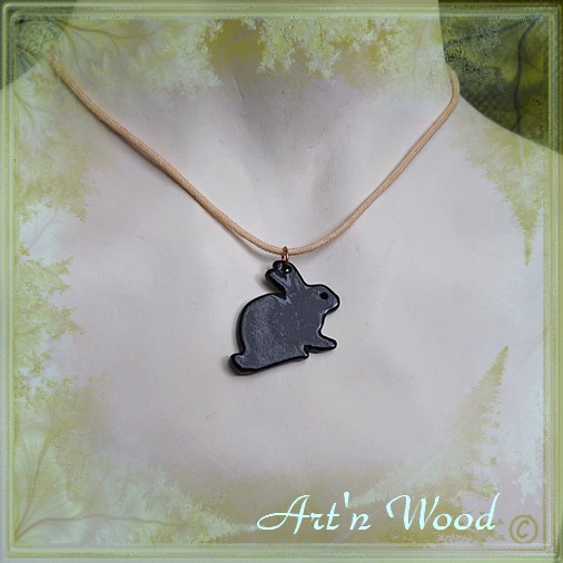 Pendentif silhouette lapin noir en perle de verre faite main