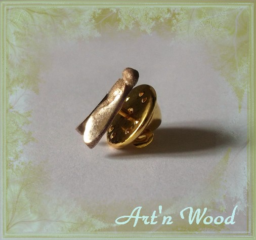 Pin's artisanal mini sculpture abeille en bronze doré