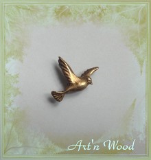 pin`s en bronze massif colombe de la Paix, Amour et partage, bijou épinglette finement sculpté avec l`oiseau symbolique pour homme ou pour femme - Art`n Wood créatrice de bijoux faits main, sculptures