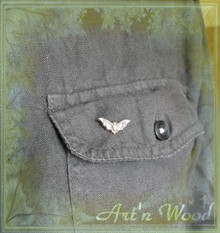 mini bijou pin`s chauve-souris en bronze doré - Art`n Wood: bijoux artisanaux, sculptures et cadeaux personnalisés