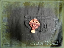 Bijou croix celtique en bois de rose: porte-clef, broche ou pendentif