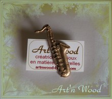 épinglette saxophone en bronze doré massif, bijou artisanal de fabrication française, création sur-mesure et personnalisée - Art`n Wood, créatrice de bijoux en matières précieuses naturelles 