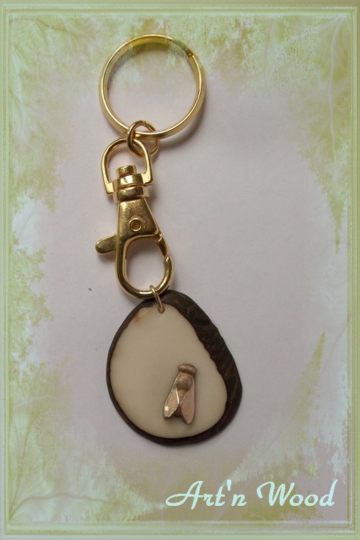 Porte-clé artisanal abeille en bronze doré et ivoire végétal naturel