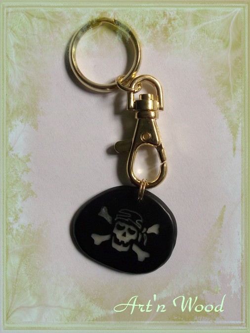 Porte-clé artisanal personnalisable crâne de pirate en tagua noir