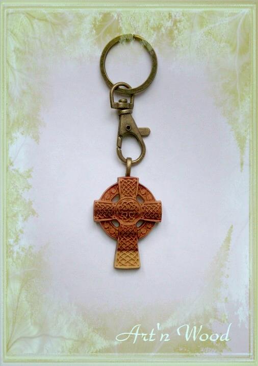 Bijou croix celtique en bois de buis: porte-clef, broche ou pendentif