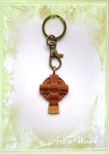 Bijou croix celtique en bois de rose: porte-clef, broche ou pendentif