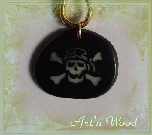 Porte-clé artisanal personnalisable crâne de pirate en tagua noir