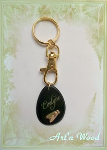 Porte-clé artisanal personnalisé abeille en bronze doré et ivoire végétal vert olive