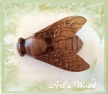Bijou-sculpture pendentif abeille 3 cm en bois précieux