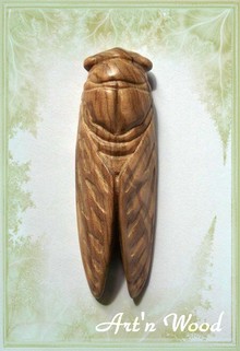 sculpture animalière cigale de 9cm en bois d`olivier, pièce unique, sculpture à la fois réaliste et stylisée du petit insecte musicien qui évoque irrésistiblement le Sud, l`été et la Provence