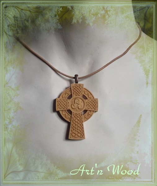 Bijou croix celtique en bois de buis: porte-clef, broche ou pendentif